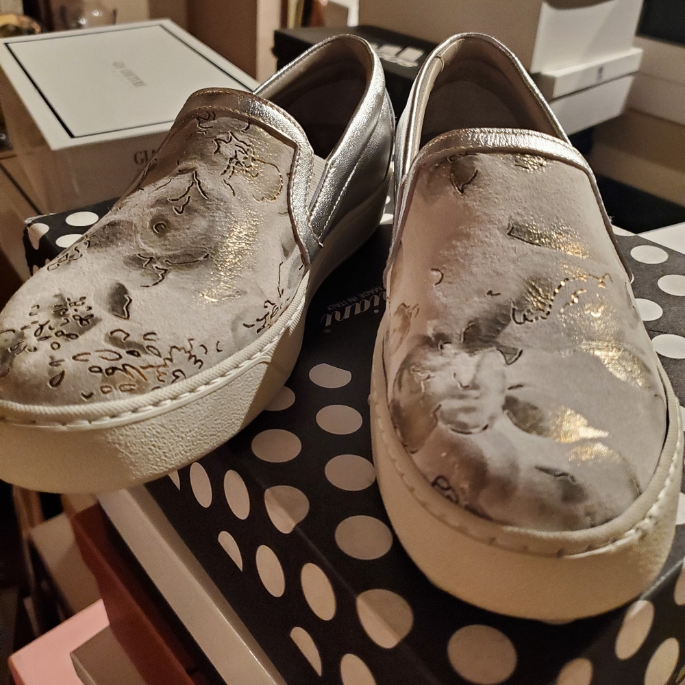 NIB sneakers - Picture 2 of 8